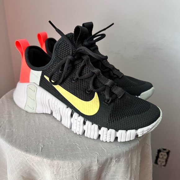 NIKE Colorway: Dark Smoke Grey/Bright Mango/Barely/Green/Light Zitron size 8.5 - Picture 5 of 13